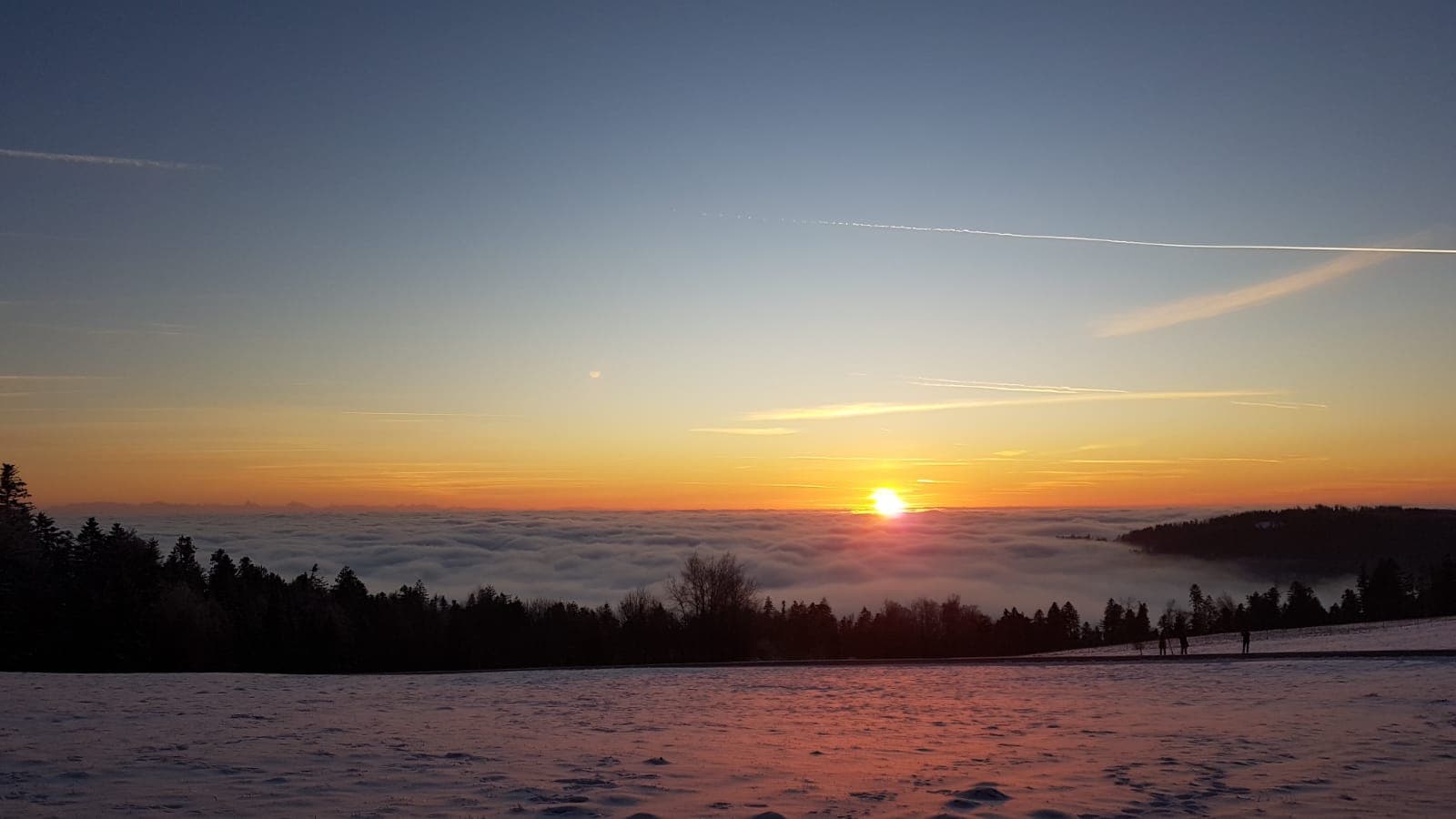 Sonnenuntergang über dem Wolkenmeer — Kontakt und Anfrage